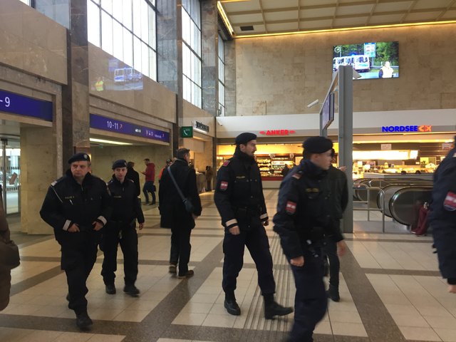 Die Polizeipräsenz wurde am Westbahnhof massiv verstärkt. Die Beamten gehen herum und führen Personenkontrollen durch. Wirkliche "Delikte" gibt es aber selten zu ahnden.