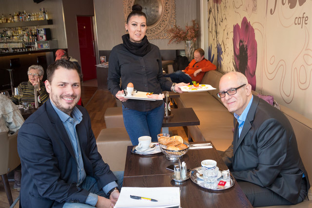 Alles da für den Start in den Tag: Raza Abrashi vom "Flowers" in Andritz mit Klaus Edelsbrunner (r.) und Marcus Stoimaier