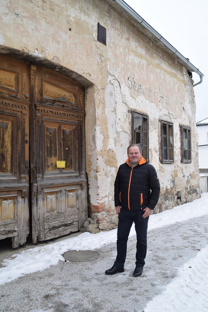 Eduard Köck vor dem ehemaligen Gasthaus Hauer. Hier soll der neue Nahversorger der Gemeinde entstehen.