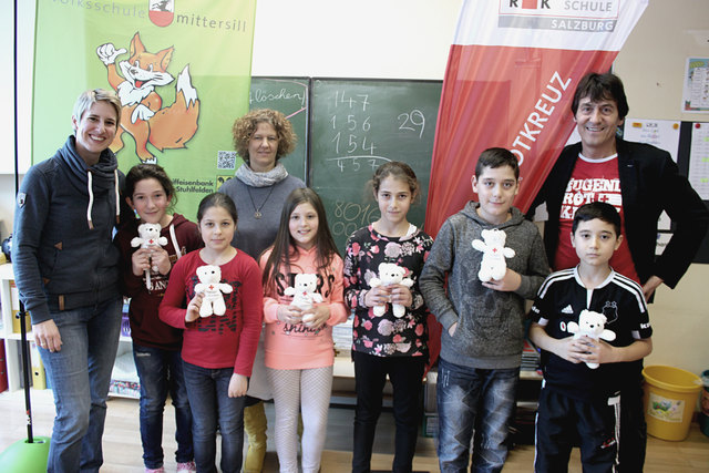 Direktorin Barbara Glaser (ganz links) mit Lehrerin Sieglinde Hollaus (hinten), mit dem Geschäftsführer des Salzburger Jugendrotkreuzes Gerald Gutschi (rechts) und mit sechs der lernwilligen Kinder. | Foto: Österreichisches Rotes Kreuz (ÖRK)