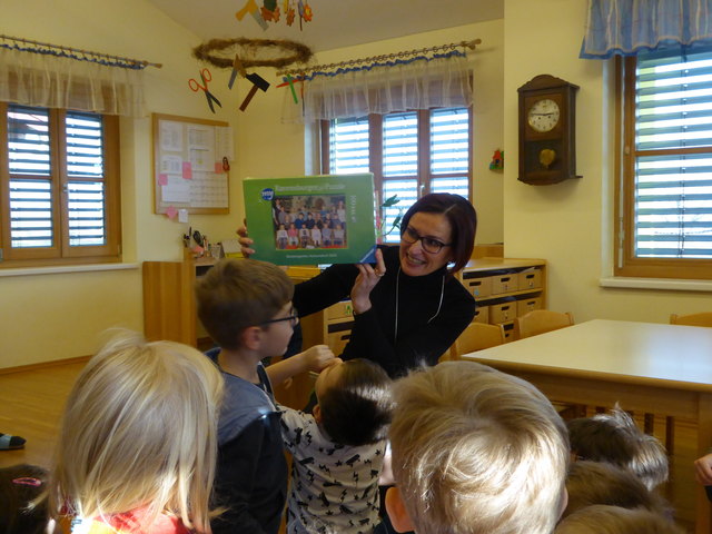 Eva Müller in ihrem Element: Mitten in einer Schar von Kindern.