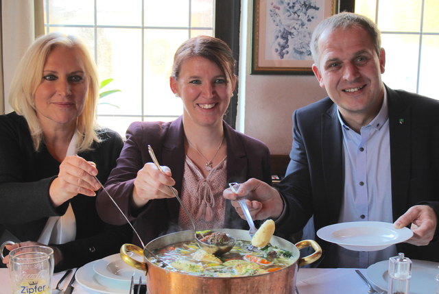 VP-Führungsteam mit Angelika Winzig, Michaela Langer-Weninger und Bezirksgeschäftsführer Christian Mader (v.l.).