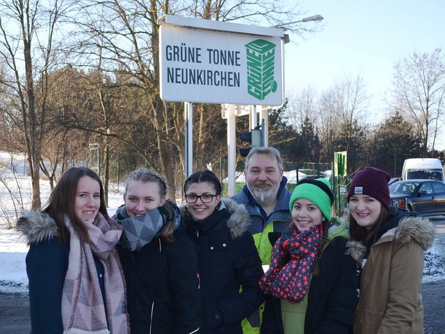 Exkursion zur „Grünen Tonne“ in Breitenau. Im Bild (v.l.): Carmen Hillebrand, Sabrina Postl, Elena Schwarz, Abfallberater Christian Pinkl vom Abfallwirtschaftsverband Neunkirchen, Sarah Rieger und Kerstin Ungersbäck. | Foto: Gundula Szihn