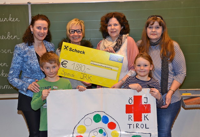 „Schüler helfen Schülern“: VS-Direktorin Andrea Bichler, Maria Ellinger und Lisi Widmann (v. l.) überreichten einen Spendenscheck an Direktorin Anita Marksteiner (2. von rechts). | Foto: Nageler