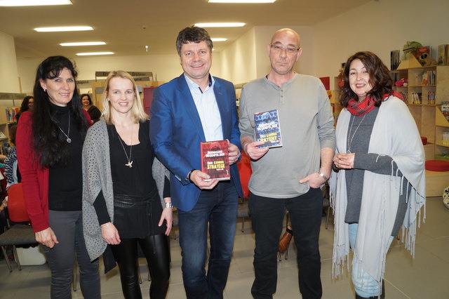 Sabine Lobnig, Corinna Moser (beide Stadtbücherei), Gerhard Pirih, Bernhard Regenfelder und Astrid Arztmann (von links) | Foto: eggspress