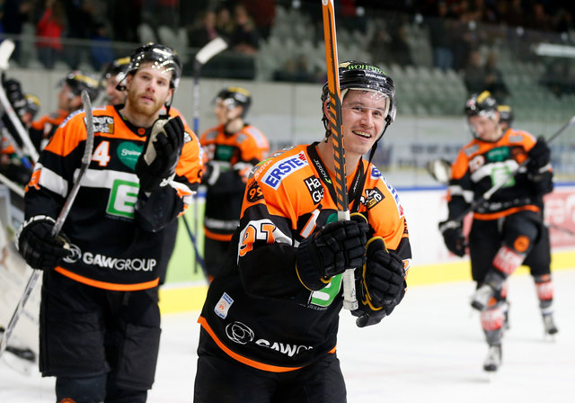 Applaus für den Kapitän: Oliver Setzinger ist eine der so lange vermissten Identifiaktionsfiguren bei den 99ers. | Foto: GEPA