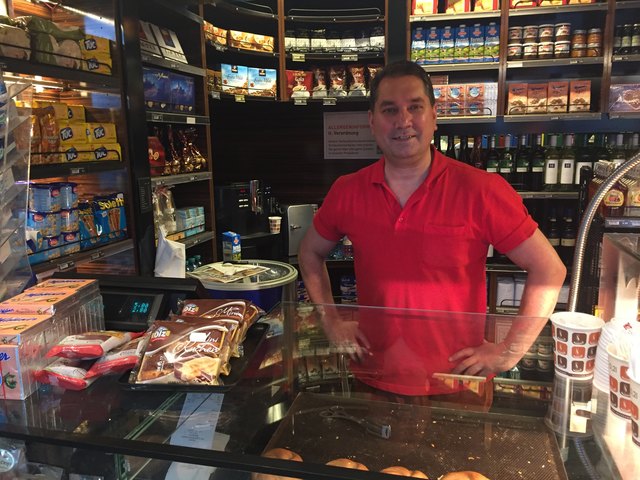 Bangash vom Okay-Shop ist selbst Afghane, arbeitet seit 1991 am Westbahnhof und redet selbst oft mit den Jugendlichen. Seiner Meinung nach ist die Situation am Westbahnhof nicht schlechter als früher. | Foto: Bazalka