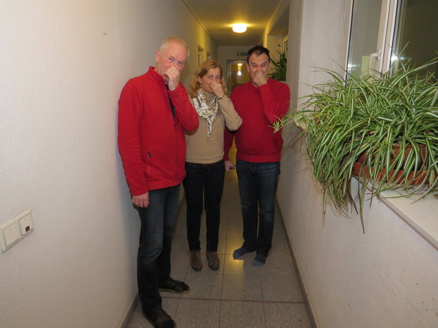 Die Mieter Gerhard Weiland, Irmi Bydlinski und Tom Ratzer (v.li.) leiden unter den Auswirkungen der Buttersäure.