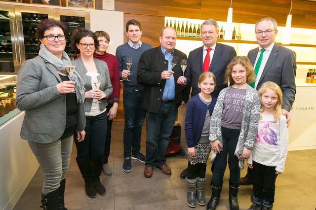 Marianne,  Sandra, Andrea, Horst jun., Horst, Isabel,  Lisa-Maria und Eva Kolkmann mit Bundesminister Andrä Rupprechter und Landesrat Stephan Pernkopf. | Foto: Strasser Robert/BMLFUW