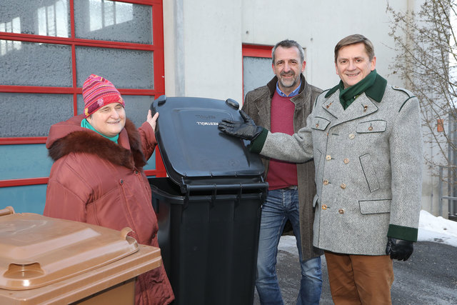 Evelyn Moser, Obfrau der Regionalgruppe des Blinden- und Sehbehindertenverbandes Steiermark, Christian Huber, Betriebsleiter des
Leobener Wirtschaftshofes, und Bürgermeister Kurt Wallner (v.l.). | Foto: Freisinger