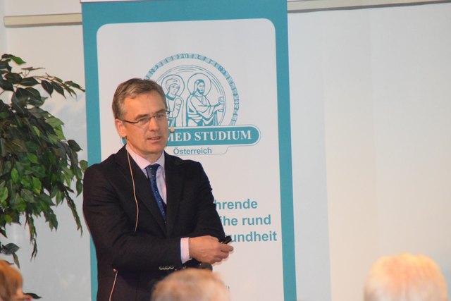 Beim Mini Med Studium in St. Johann: Prim. Univ.-Prof. Dr. Michael Studnicka – er ist Vorstand der Universitätsklinik für Pneumologie am LKH Salzburg.