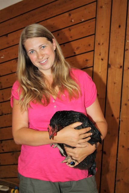 Anna Oblasser-Mirtl und Huhn Paula zeigen, wie bei Vogelgrippe ein Lagerkoller im Hühnerstall verhindert werden kann.