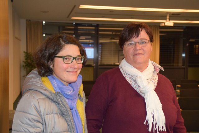 Elisabeth Ehrensberger und Maria Dürnberger entnahmen dem Vortrag von Primar Studnicka viele interessante Informationen über COPD.