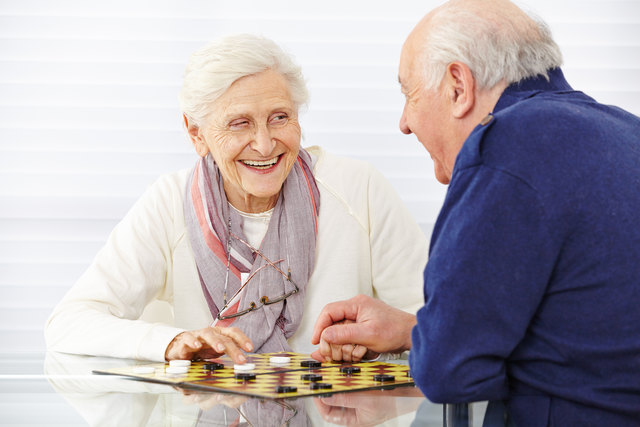 Die gesunde Gemeinde St. Martin organisiert regelmäßig gesellige Nachmittage. | Foto: Fotolia/Robert Kneschke