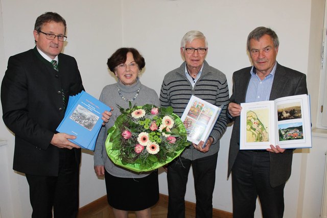 Die neue Chronik lässt Häuser quasi zu Wort kommen: Bgm. Josef Waltl mit den Protagonisten rund um die Autorin SR Anna Strauß. | Foto: KK