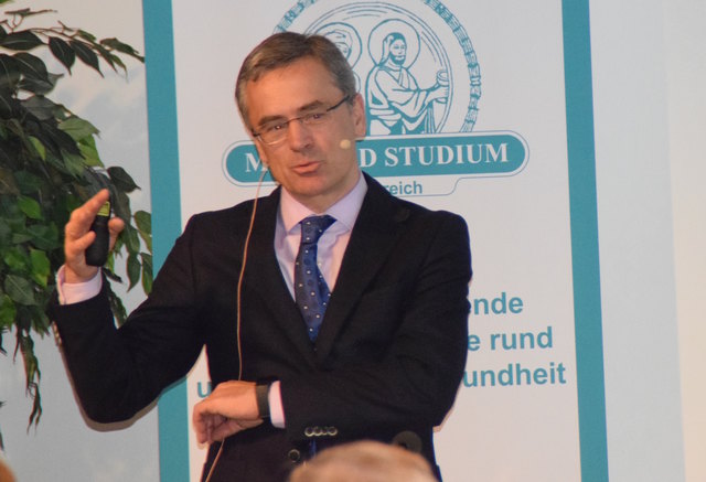 Beim Mini Med Studium in St. Johann: Prim. Univ.-Prof. Dr. Michael Studnicka – er ist Vorstand der Universitätsklinik für Pneumologie am LKH Salzburg.