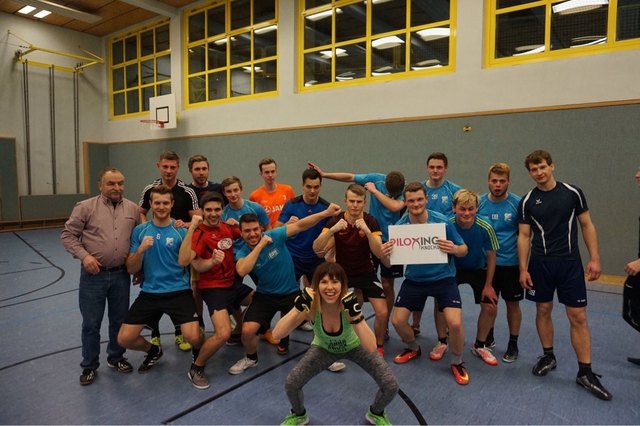 Die Kicker vom SVL mit Piloxing-Coach Carina Vorderwinkler. | Foto: SV Losenstein