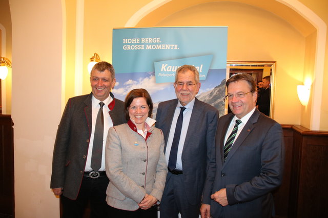 Beim Kaunertaler Abend im Rathauskeller (v.l.): Josef Raich (Bürgermeister Kaunertal), Michaela Gasser (Geschäftsführerin Kaunertal Tourismus), Alexander Van der Bellen (Bundespräsident) und Günther Platter (Landeshauptmann Tirol). | Foto: TVB Tiroler Oberland