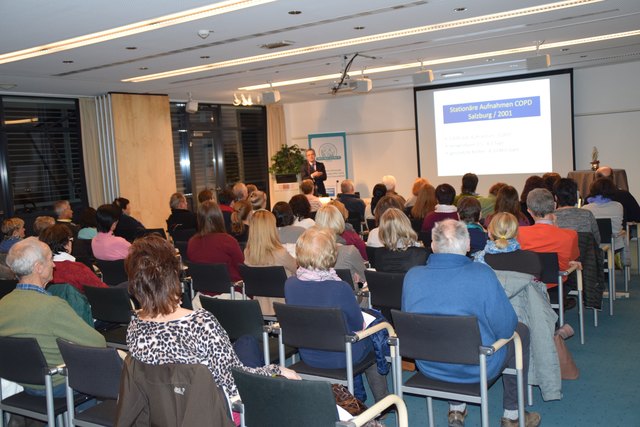 Rund 60 Besucher lauschten beim MINI MED Studium in St. Johann den Ausführungen von Primar Studnicka.