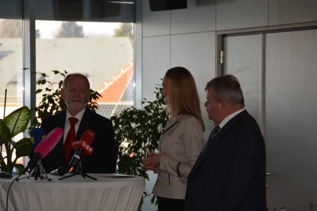 Moderatorin Claudia Glück mit den Bürgermeistern Günther Leichtfried (Wieselburg-Stadt) und Karl Gerstl (Wieselburg-Land).