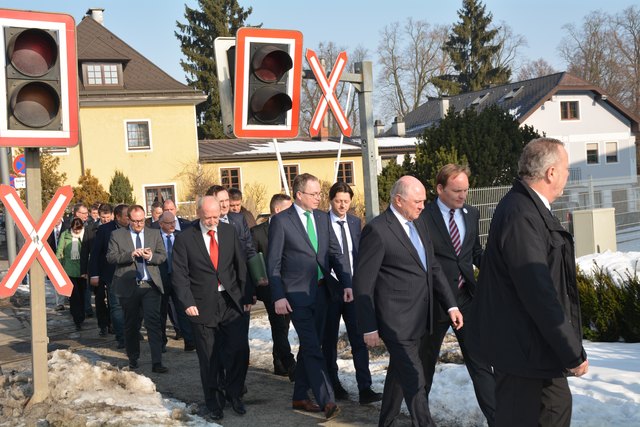 Die Ehrengäste auf dem Weg zur Hotel-Besichtigung in Wieselburg.