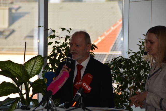 Wieselburgs Stadtchef Günther Leichtfried mit Moderatorin Claudia Glück.