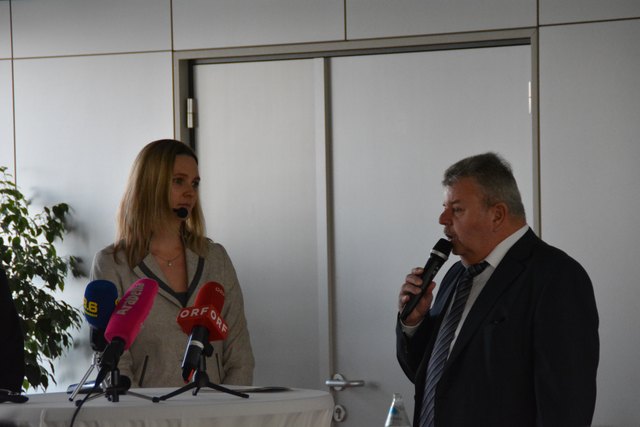 Moderatorin Claudia Glück im Gespräch mit Bürgermeister Karl Gerstl.