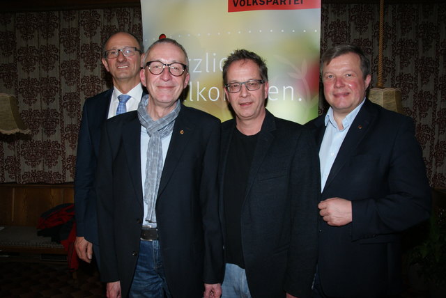Der neue Stadtparteiobmann Herbert Mayer (2. v.l.) mit VP-Bezirksparteiobmann Toni Mattle, Bgm. Wolfgang Jörg und LR Bernhard Tilg.