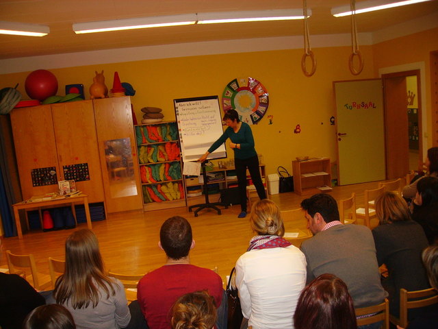 In ihrem Vortrag im Kindergarten Lindegg referierte Kindergartenpädagogin Theresia Schwab über das Grenzensetzen in der Erziehung. | Foto: KK