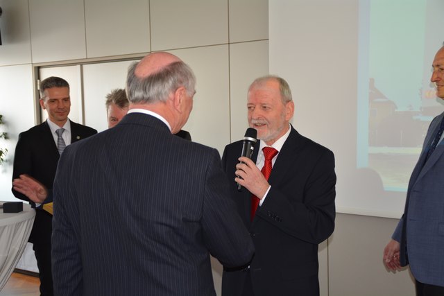 Erwin Pröll wird von Bürgermeister Günther Leichtfried geehrt.