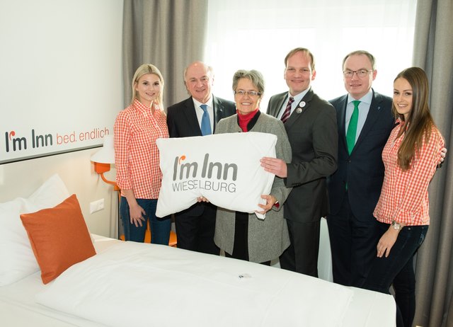 Fotomädchen Larissa, Landeshauptmann Erwin Pröll, Landesrätin Petra Bohuslav, Hotelier Alexander Ipp, Landesrat Stephan Pernkopf und Fotomädchen Kristina. | Foto: Roschmann