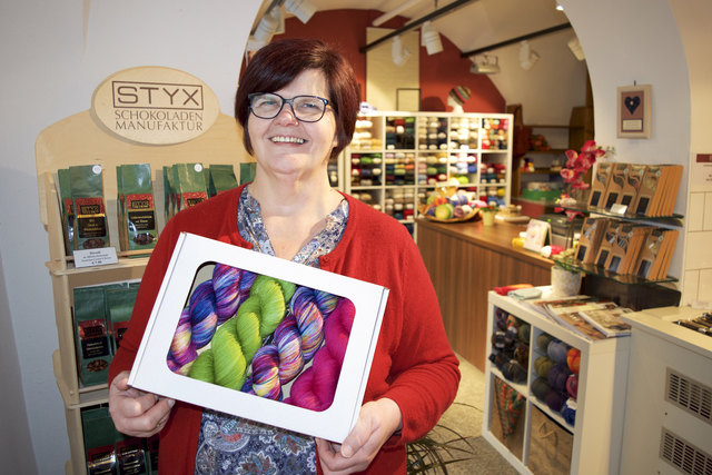Angelika "Frau Wolle" Ziegler kombiniert mit der Firma STYX Wolle und Schokolade in der Melker Innenstadt. | Foto: Heinrich Winkler