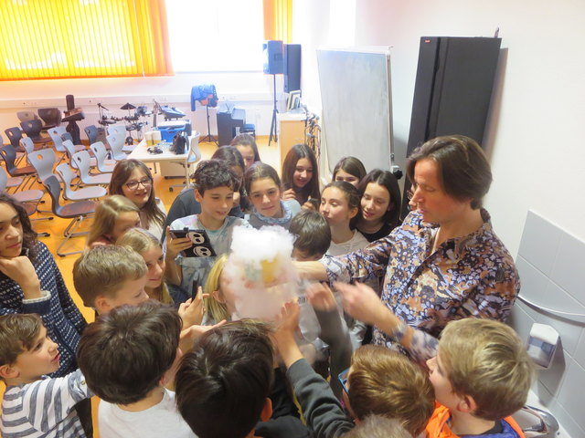 Die Steinacher Kinder fieberten bei den Experimenten mit den Schneekristallen mit. | Foto: CSI Snow & Ice