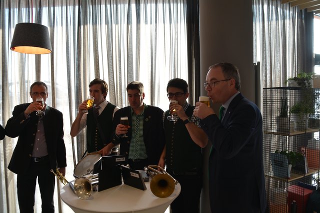 "Die Tschechen" genehmigen sich zur Hotel-Eröffnung mit Landesrat Stephan Pernkopf ein "kühles Blondes".
