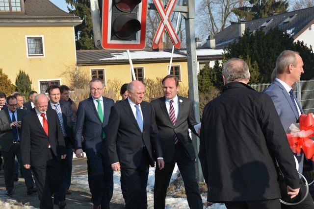 Die Ehrengäste auf dem Weg zur Hotel-Besichtigung in Wieselburg.