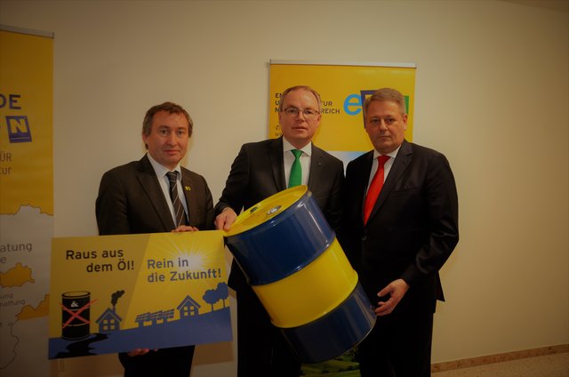 Auch Bundesminister Andrä Rupprechter und Umwelt-Landesrat Stephan Pernkopf unterstützen die Kampagne „Raus aus dem Öl- Rein in die Zukunft!“ der Niederösterreichischen Energie- und Umweltagentur. Durch verschiedenste Aktionen und Förderungen ist Niederösterreich Vorreiter in ganz Österreich. Weg von fossilen Energieträgern hinzu erneuerbaren Energien ist die Devise. | Foto: eNu