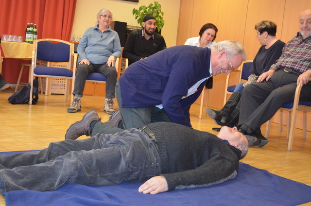 Unter der Aufsicht von Christine Capek, Dua Jaswinder Singh, Herta Unterberger, Brigitta Türkel und Helmut Unterberger versucht  Wilfried Mayer Hans Gullner wieder wach zu bekommen. | Foto: SeneCura Purkersdorf