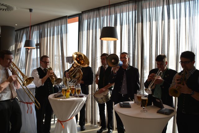 "Die Tschechen" spielen zur Eröffnung des Hotels in Wieselburg auf.