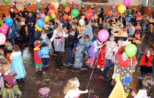 Polonaise beim Kindermaskenball | Foto: Helmut Rupp
