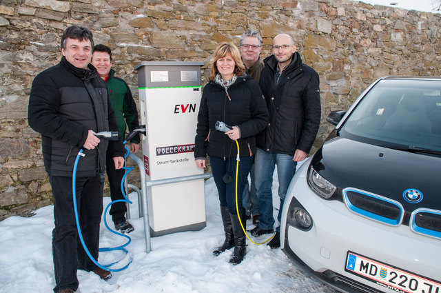 v.l. Vizebgm. Josef Landstetter, Karl Bachler, Bgm. Gerlinde Schwarz, Anton Hochstöger, Ing. Michael Schmidinger