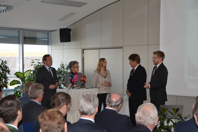 Moderation Claudia Glück (Mitte) mit Alexander Ipp, Petra Bohuslav sowie Robert und Richard Kerschner.