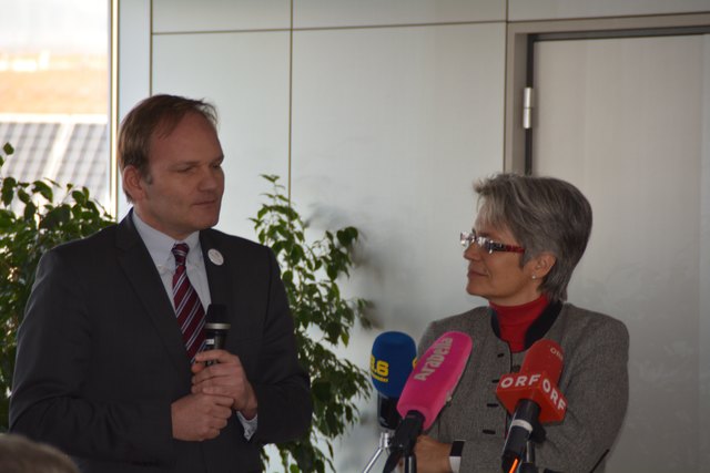 Der Hotel-Betreiber Alexander Ipp mit Landesrätin Petra Bohuslav.