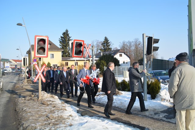 Die Ehrengäste auf dem Weg zur Hotel-Besichtigung in Wieselburg.