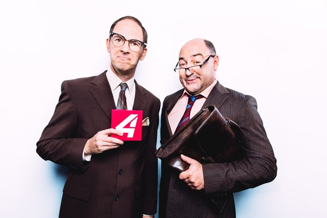 Die Kabarettisten Christian Hölbling alias Helfried (links) und Rudi Roubinek alias Fachoberinspektor Tupfelreiter. | Foto: Puls 4