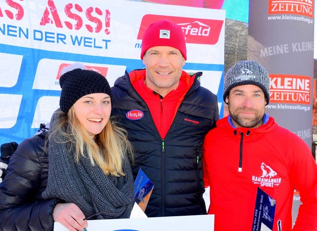 Die beiden Tagessieger Josef Durnik und Hannah Baurecht mit dem Namensgeber Armin Assinger