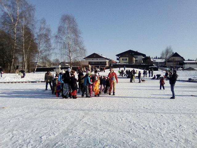 Viel Spaß am Eis des Bürmooser Sees hatten viele Kinder beim Karneval am See