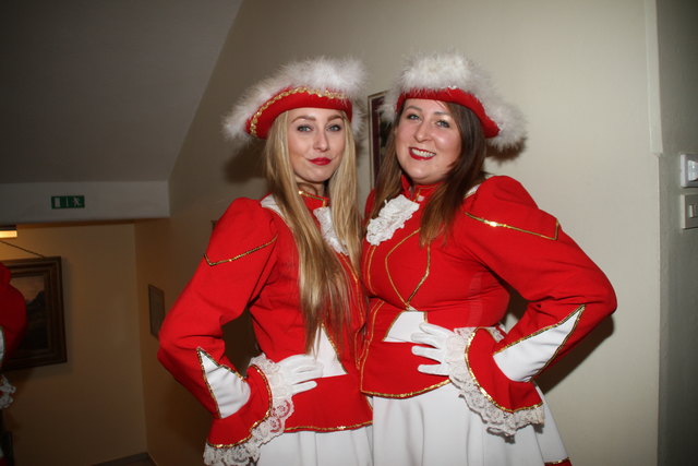 Damengarde: Lisa Reiff und Christina Winkler.