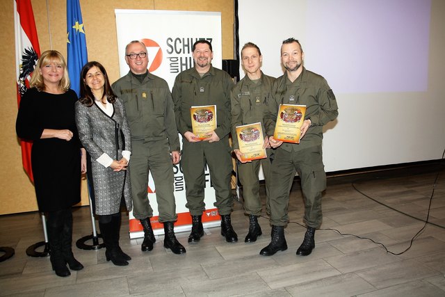 Eva Radinger, Doris Kampus und Heinz Zöllner danken den Soldaten Wolfgang Grubbauer, Thomas Knotz und Georg Winkler von der Hackher-Kaserne.