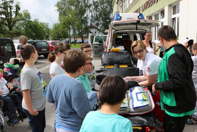 Regelmäßig besuchen die Sanis die Schulen im Einzugsgebiet.