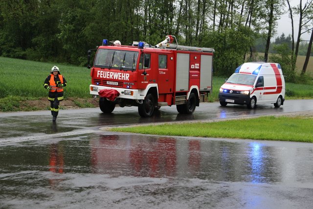 Wetter egal: Im Notfall arbeiten Rotes Kreuz und Feuerwehr reibungslos zusammen.